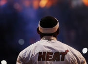 开云体育-当蓝黑军团遭遇白色闪电，国际米兰对阵比利时，解析本泽马进攻端的无解方程式