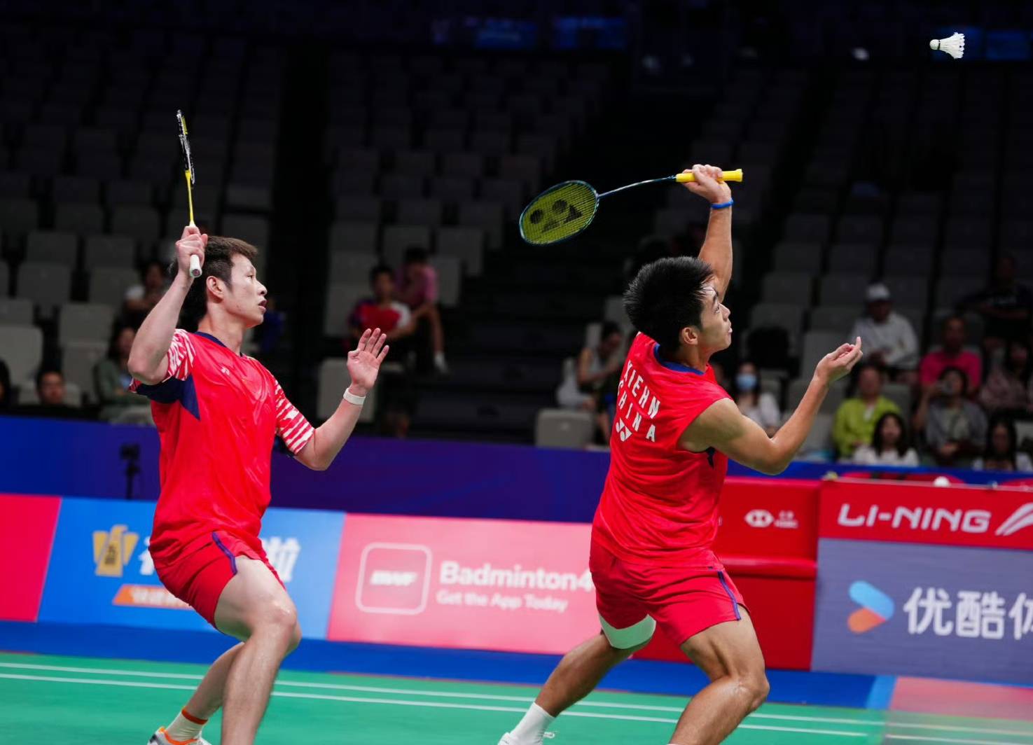 丹麦羽毛球队鏖战中国羽毛球队,李宗伟三分雨点燃全场 丹麦羽毛球队鏖战中国羽毛球队,李宗伟三分雨点燃全场