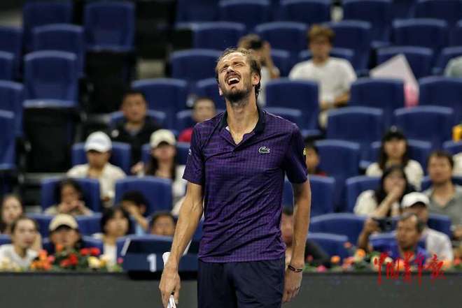 意大利网球队碾压日本网球队,梅德韦杰夫制霸全场的简单介绍 意大利网球队碾压日本网球队,梅德韦杰夫制霸全场的简单介绍