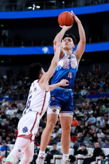 华姆斯攻破对手球门,帮助球队取得关键胜利 华姆斯攻破对手球门,帮助球队取得关键胜利