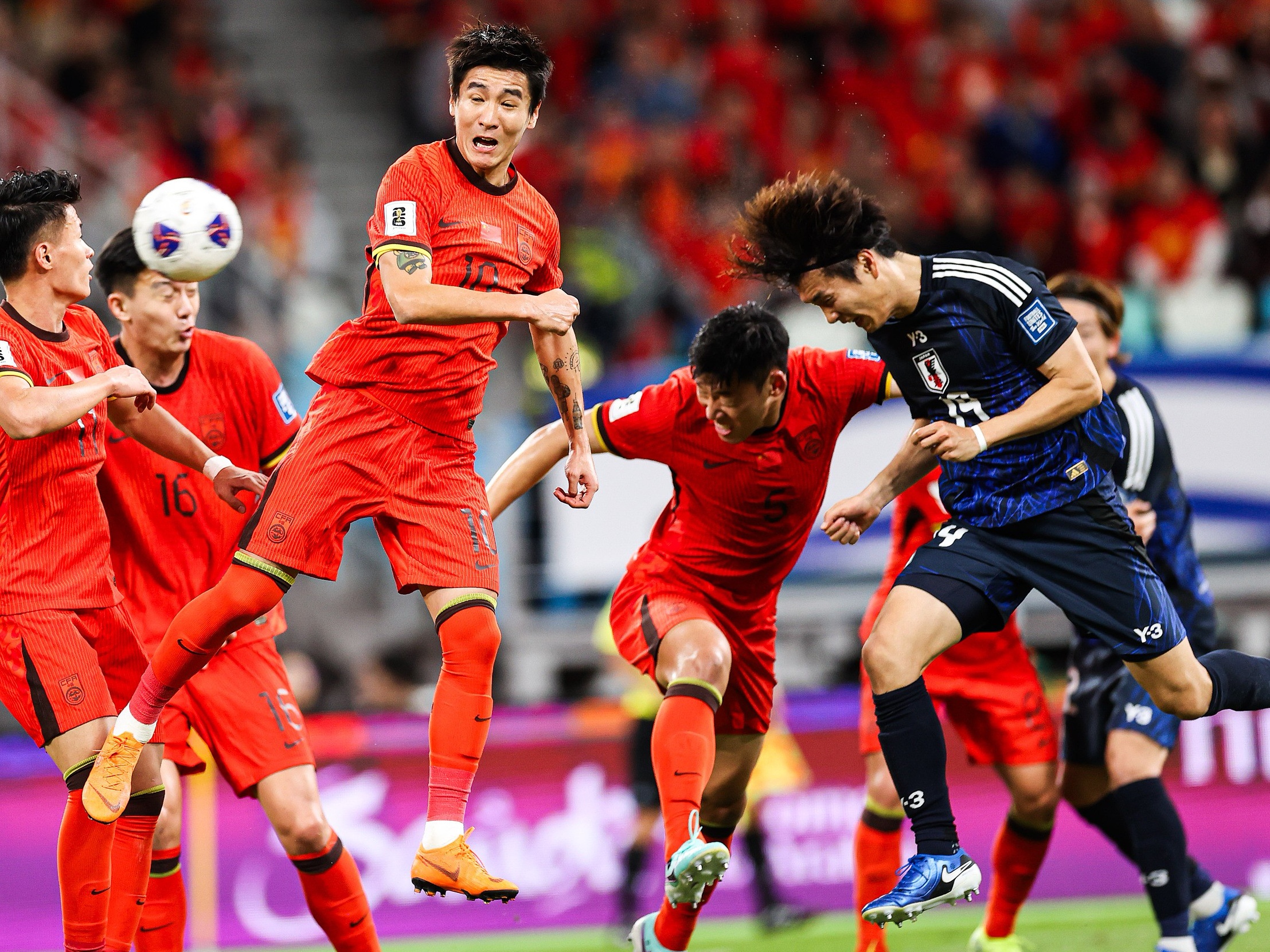 关于精彩对决!两国运动员争夺第一名的信息 关于精彩对决!两国运动员争夺第一名的信息