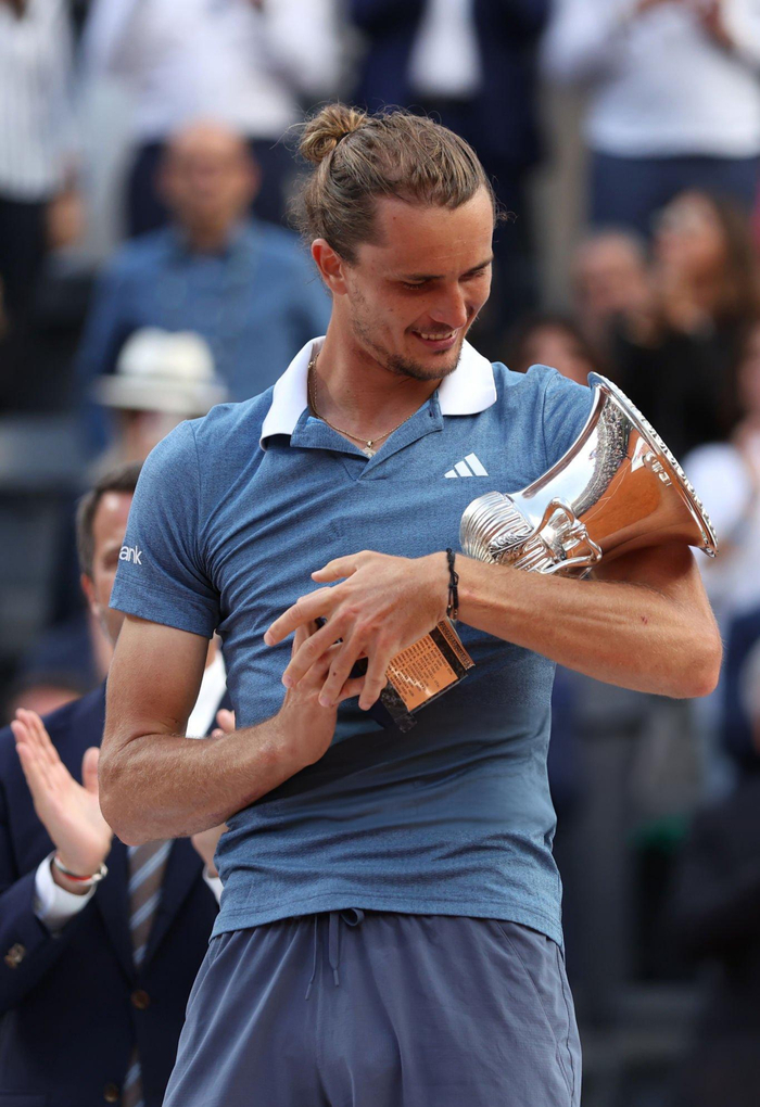 包含年终总决赛力克拉沃尔杯，兹维列夫带队取胜的词条