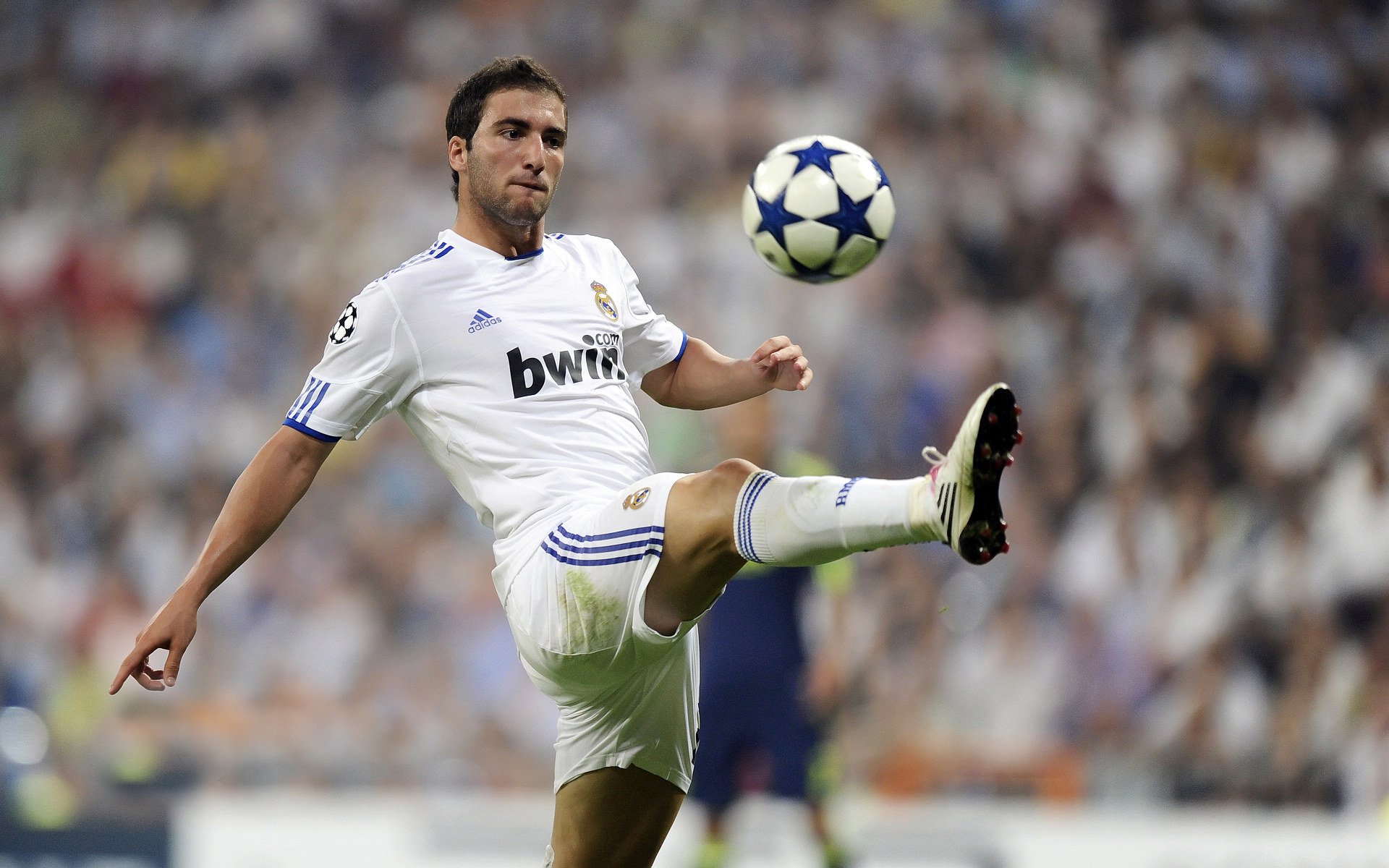 拉文完成自我救赎，上海队全面压制鹈鹕